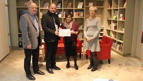Foto der Spendenübergabe Gelbe Damen und Herren