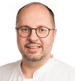 Portrait von Dr. Christian Ernst, Oberarzt Klinik für Anästhesiologie, Operative Intensivmedizin und Schmerzmedizin