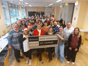 Aufnahme Netzwerk Schule ohne Rassismus (© Saskia Hoschek) Gruppenfoto der Aufnahme in das Netzwerk Schule ohne Rassismus
