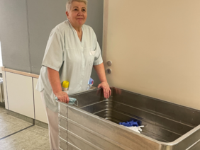 Hier im Bild bringt Nataliia Dolgoter den Container nach U1 zur großen Müllpresse. Die Kleidung wird von Firma Urzinger wiederaufbereitet. (StefaniaRausch) Hier im Bild bringt Nataliia Dolgoter den Container nach U1 zur großen Müllpresse. Die Kleidung wird von Firma Urzinger wiederaufbereitet.