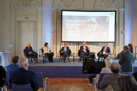 Europäischer Tag der Herzschwäche Residenz München (© Bayerisches Gesundheitsministerium) Foto der Podiumsdiskussion am Europäischen Tag der Herzschwäche in der Residenz München