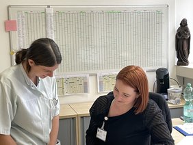 Cornelia Rudolph (links) und Manuela Kerscher (rechts) sind der verlängerte Arm von Birgit Zellner. Im Hintergrund nimmt der „Endgegner“, sprich der Urlaubsplan, fast die ganze Wand ein. Ein bisschen Humor darf im Alltag nicht fehlen. (StefaniaRausch) Cornelia Rudolph (links) und Manuela Kerscher (rechts) sind der verlängerte Arm von Birgit Zellner. Im Hintergrund nimmt der „Endgegner“, sprich der Urlaubsplan, fast die ganze Wand ein. Ein bisschen Humor darf im Alltag nicht fehlen.