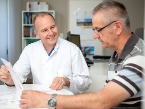 Bild von Dr Christian Gilfrich, Chefarzt der Klinik für Urologie und ein Patiente