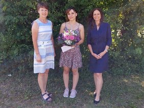 Foto von Silvia Ernst (l.) und Claudia Walther(r.) mit Elisabeth Engl