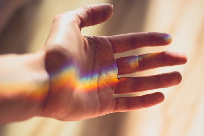 Kontakt Psychologischer Dienst (© pixabay.com-cm_dasilva) Foto einer Hand mit Regenbogenlicht