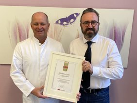 Bild von Prof. Dr. Robert Obermaier, Chefarzt und Dr. Markus Walz (links im Bild), leitender Oberarzt der Klinik für Allgemein-, Viszeral- und minimalinvasive Chirurgie mit Proktologie, freuen sich als Hauptoperateure des Bayerischen Hernienzentrums über die Focus-Auszeichnung als eine von Deutschlands Top-Fachkliniken im Bereich Hernienchirurgie.