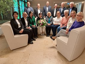 Sitzend:  Beiratssprecherin Gundula Hiendl, Schriftführerin Regina Houben, Beirätin Hannelore Christ, Ehrenvorsitzende Brigitte Messerschmitt, 1. Vorsitzende Ursula Urban, Kassenprüferin Kristina Kohse-Geisperger, Beirätin Marianne Leipold, Kassenprüferin Camilla Wieninger, Beirätin Ursula Deser, Stehend: Pflegedirektror Hubert Langmantl, Geschäftsführer Dr. Martin Baumann, Ärztlicher Direktor Prof. Dr. Norbert Weigert, Beirat Walter Sennebogen, 2. Vorsitzender PD Dr. Hans Vogel, Schatzmeister Dieter Sosnowski