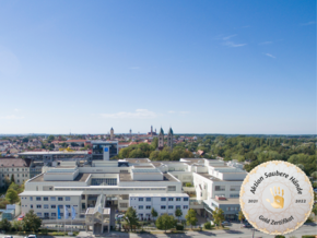 Zertifikat Saubere Hände (© Johannes Lehner) Foto des Klinikum Straubings mit dem Zertifikat Gold-Saubere Hände