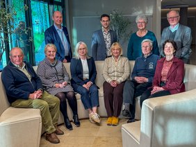 Gruppenfoto der neuen Beiräte des Fördervereins mit dem Vorstandsteam und Verwaltungsdirektor Bernhard Ameres. Von links nach rechts: Bernhard Hartl (Beirat), Beatrix Kramlinger (Beirat), Verwaltungsdirektor Bernhard Ameres, Susanne Berger (Beirat), Fabian Schmidbauer (Schriftführer), Ursula Urban (1. Vorsitzende), Marianne Leipold (Beirat), Dr. Hans Vogel (2. Vorsitzender), Franz-Xaver Knott (Beirat), Gundula Hiendl (Beiratssprecherin). Alle Personen stehen nebeneinander und blicken lächelnd in die Kamera.