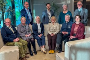 (©Förderverein) Gruppenfoto der neuen Beiräte des Fördervereins mit dem Vorstandsteam und Verwaltungsdirektor Bernhard Ameres. Von links nach rechts: Bernhard Hartl (Beirat), Beatrix Kramlinger (Beirat), Verwaltungsdirektor Bernhard Ameres, Susanne Berger (Beirat), Fabian Schmidbauer (Schriftführer), Ursula Urban (1. Vorsitzende), Marianne Leipold (Beirat), Dr. Hans Vogel (2. Vorsitzender), Franz-Xaver Knott (Beirat), Gundula Hiendl (Beiratssprecherin). Alle Personen stehen nebeneinander und blicken lächelnd in die Kamera.