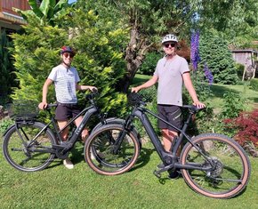 Business-Bike-Besitzer (© Helmut Beinkofer) Das Foto zeigt Dominik Kornherr mit seiner Frau und den geleasten E-Bikes