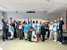 24 internationale Pflegefachkräfte haben erfolgreich ihre Anerkennung abgeschlossen.