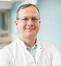 Dr. Gabor Zubek (© Johannes Lehner) Foto von Dr. Gabor Zubek, Oberarzt Klinik für Orthopädie, Unfall- und Handchirurgie