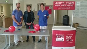 Woche der Wiederbelebung (© Hans-Rolf Mrugalla) Foto von Dr. Florian Blankenburg (l.), Astrid Plendl-Vogl (m.) und Thomas Hollermeier vom Notfallmedizinischen Ausbildungs- und Trainingszentrums, die im Klinikum St. Elisabeth über die Regeln der Wiederbelebung informierten.