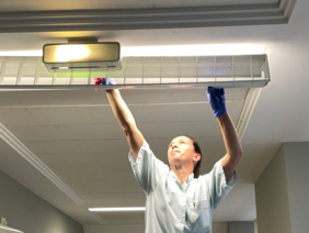 Die Reinigung aller Deckenleuchten auf den Stationen ist ein Gemeinschaftsprojekt mit der Elektrotechnik. Bevor es losgehen kann, müssen alle Lampen geöffnet werden. Im Anschluss geht es mit der Leiter nach oben und anschließend wird „über Kopf“ g (StefaniaRausch) Die Reinigung aller Deckenleuchten auf den Stationen ist ein Gemeinschaftsprojekt mit der Elektrotechnik. Bevor es losgehen kann, müssen alle Lampen geöffnet werden. Im Anschluss geht es mit der Leiter nach oben und anschließend wird „über Kopf“ gearbeitet.