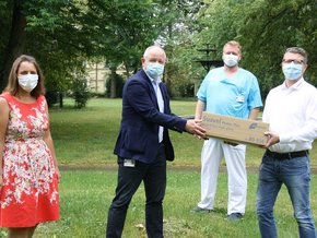 Foto der Übergabe Schutzmasken der Firma Strama durch Herrn Köhler an Pflegedirektor Franz Xaver Knott im Beisein von Bernadette Danzer, stellv.Einkaufsleitering und Hygienefachkraft Christian Jobst