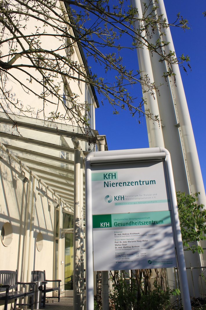KfH- Nierenzentrum Straubing ( © Sandra Wimmer) Foto des Eingangschildes des KfH- Nierenzentrum Straubing, eine Zweigstelle des KfH Kuratorium für Dialyse und Nierentransplantation e.V. im Klinikum St. Elisabeth Straubing
