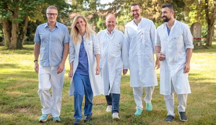 Chefarzt PD Dr. Christian Gilfrich (Mitte) mit dem Oberarztteam der Urologie (© Johannes Lehner) Foto von Chefarzt PD Dr. Christian Gilfrich mit dem Oberarztteam der Urologie