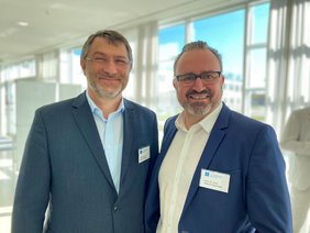 Leiter Darmkrebszentrum (© Sandra Wimmer) Zwei Herren in blauem Sacko, bie de grau melierte kurze Vollbärte und Brille, freundlich lächelnd