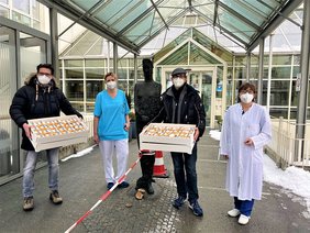 Gruppenbild der „Krapfenübergabe“ im Klinikum: Thomas von Heintschel-Heinegg, Martina Schmid (Stationsleitung Corona-Station) Gerald Murrer (Apollo Optik Straubing) und Petra Rücker (stellvertretende Leitung Intensivstation), v.l.n.r. 