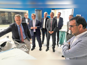 Foto von Prof. Dr. Sebastian Maier, Chefarzt der II. Medizinischen Klinik, die Funktion der neuen Herzkatheterlabore erklärend.