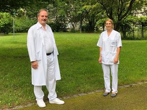 Foto von Dr. Carsten Isenberg und Ergotherapeutin Kathrin Neißendorfer von erGokonzept