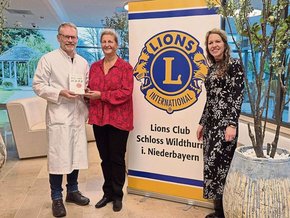 Spende Damen-Lions-Club Schloss Wildthurn an Integrative Onkologie (© Daniela Müller) Spendenübergabe mit Onkologie-Leiter Prof. Dr. Jochen Grassinger, Birgit von Byern, Präsidentin Lions Club Schloss Wildthurn in Niederbayern, und Maria Scholz, Vizepräsidentin und Ideengeberin für die Spende (v.l.) im Foyer