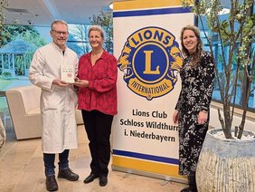 Spende Damen-Lions-Club Schloss Wildthurn an Integrative Onkologie (© Daniela Müller) Spendenübergabe mit Onkologie-Leiter Prof. Dr. Jochen Grassinger, Birgit von Byern, Präsidentin Lions Club Schloss Wildthurn in Niederbayern, und Maria Scholz, Vizepräsidentin und Ideengeberin für die Spende (v.l.) im Foyer