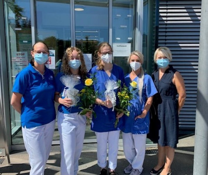 Ausbildung zur MFA Bild von Petra Tekin (nicht ärztliche Bereichsleitung Kardiologie), die „Auszubildenden“ Selina Grill und Lisa Trimpl, Nicole Bauer (stellv. nicht ärztliche Bereichsleitung Onkologie) sowie Andrea Boros aus der MVZ-Koordination.
