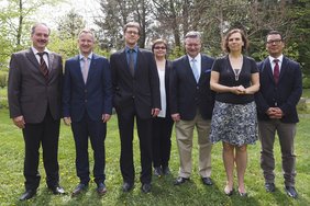 Ärzte-Fortbildung Neurologie 2015 (© Ursula Eisenmann) Das Bild zeigt die Referenten des Klinikums St. Elisabeth und externe Experten (v.l.): Leiter der Sektion Neurologie und Organisator der Fortbildung Dr. Carsten Isenberg, Chefarzt der II. Medizinischen Klinik Prof. Dr. Sebastian Maier, Oberarzt Roman Nester, Oberärztin Antonette Lazaroiu, Privatdozent Chefarzt am Bundeswehrkrankenhaus Ulm Dr. Frank Weber, Leitende Oberärztin am Klinikum Harlaching Dr. Maria Deckert-Schmitz und Leiter der Sektion Neurochirurgie In-Se Kim.