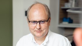 Priv. Doz. Dr. med. Christof Schäfer, M. Bioethics, MA, Leiter der Strahlentherapie im MVZ Klinikum Straubing (© Johannes Lehner) Portrait von Priv. Doz. Dr. med. Christof Schäfer, M. Bioethics, MA, Leiter der Strahlentherapie im MVZ Klinikum Straubing