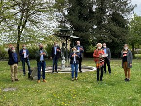 (© Heike Baier) Das Foto zeigt (v.l.): Dr. Christoph Scheu, Oberbürgermeister Markus Pannermayr, Prof. Dr. Carl Christian Beckmann, Rotary-Präsident Thomas Osterode, Dr. Regine Langer-Huber, Hans Emmert von den Barmherzigen Brüdern, Lydia Edelmann-Füg, Franz Xaver Knott und Lena Bauriedl