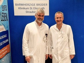Das Bild zeigt die Chefärzte Prof. Dr. Matthias Jacob (links) und Prof. Dr. Sebastian Maier.
