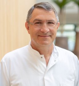 Portrait von Prof. Dr. Norbert Weigert, Chefarzt I. Medizinische Klinik