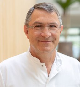 Prof. Dr. Norbert Weigert (© Johannes Lehner) Portrait von Prof. Dr. Norbert Weigert, Chefarzt I. Medizinische Klinik