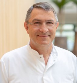 Prof. Dr. Norbert Weigert (© Johannes Lehner) Portrait von Prof. Dr. Norbert Weigert, Chefarzt I. Medizinische Klinik