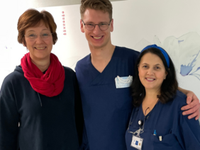 Ein wahrer „Hauswirtschafts-Engel“: Jonas Engl (Mitte) ist gelernter Hauswirtschafter und bringt im Patiententransport die Patienten von A nach B. Birgit Zellner und Eugenia Florica Ticaratt (rechts im Bild) (StefaniaRausch) Ein wahrer „Hauswirtschafts-Engel“: Jonas Engl (Mitte) ist gelernter Hauswirtschafter und bringt im Patiententransport die Patienten von A nach B. Birgit Zellner und Eugenia Florica Ticaratt (rechts im Bild)
