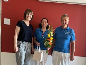 Gratulierten der Jubilarin (von links): Barbara Kronfeldner (Leitung MVZ-Koordination), Irene Schmerbeck, Rudolph Englberger (Vorsitzender der MAV). 