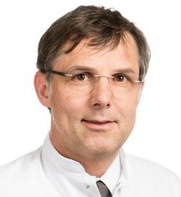 Portrait von Dr. Christopher Haberl, Leiter Sektion Onkologie und Hämatologie