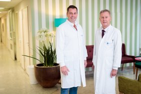 Portrait von Privatdozent Dr. Stefan Grote, Chefarzt der Klinik für Orthopädie, Unfall- und Handchirurgie, und von dem Leiter des Departments Handchirurgie, Oberarzt Dr. Herbert Köck
