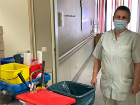 Für unsere Patienten ist die Reinigung der Zimmer von besonderer Bedeutung. Delia Adriana Cipleu hat auf diesem Bild die Reinigung eines Patientenzimmers auf Station 23 gerade abgeschlossen. (StefaniaRausch) Für unsere Patienten ist die Reinigung der Zimmer von besonderer Bedeutung. Delia Adriana Cipleu hat auf diesem Bild die Reinigung eines Patientenzimmers auf Station 23 gerade abgeschlossen.