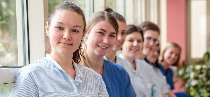 Ausbildung - Klinikum - Schüler (© Johannes Lehner) Foto von Schülern im Klinikum sitzend