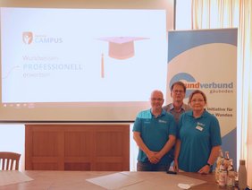 Forot von Referent Jochen Siebert, Dr. Jochen Giesler, Vorstandsmitglied des Vereins Wundverbund Gäuboden, und Referentin Ute Baumgärtner