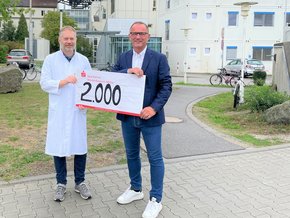 Spende BMS Maschinenfabrik an Integrative Onkologie (© Stefania Rausch) Foto von PD Dr. Jochen Grassinger, Direktor des Onkologischen Zentrums (l.), der die Spende von Thomas Lehmann, Geschäftsführer der Firma BMS Maschinenfabrik GmbH, entgegennimmt