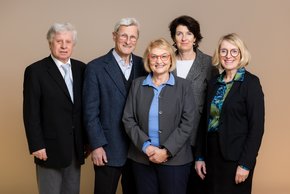 Informationen zum Förderverein des Klinikums (© Alexander Urban) Am Foto stehen vor neutralem beigen Hintergrund zwei freundlich blickende Männer mit grauen Haaren und drei Frauen in blond und Gundula Hiendl mit schwarzen Haaren. Herr Dr. Vogel und Frau Urban und Frau Houben tragen Brille. Sie sind formell gekleidet.