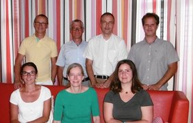 Die Ärzte der Straubinger Gynäkologie und Geburtshilfe sowie der Abteilung für Neonatologie der Hedwigsklinik Regensburg. (© Pia Edenhofer ) Foto von Dr. Carsten Scholz, Chefarzt der Klinik für Gynäkologie und Geburtshilfe, Chefarzt der Abteilung für Neonatologie der Hedwigsklinik Regensburg Prof. Dr. Hugo Segerer, Chefarzt Prof. Dr. Sven Matthias Wellmann, Klinikleiter Neonatologie/Diabetologie (Hedwigsklinik), Oberarzt Dr. Holger Michel (Hedwigsklinik), Oberärztin Dr. Sabine Schilling (St. Elisabeth Straubing), Oberärztin Dr. Annette Keller-Wackerbauer (Hedwigsklinik), Assistenzärztin Ena Golic (St. Elisabeth Straubing)