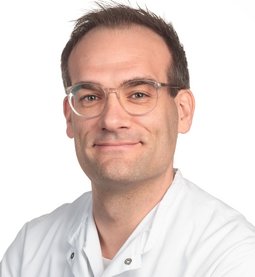 Portrait von Dr. Thomas Irlbeck, Oberarzt Klinik für Anästhesiologie, operative Intensivmedizin und Schmerzmedizin