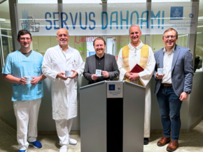 Gruppenfoto der Eröffnung und Segnung der Geriatrie