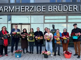 Die Steuerungsgruppe Fairtrade der Stadt Straubing verteilte Rosen anlässlich des Weltfrauentages. (©Stefania Rausch) Die Rosenaktion der Steuerungsgruppe Fairtrade der Stadt Straubing verteilte Rosen anlässlich des Weltfrauentages