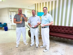 1000. Knie-TEP (© Sandra Wimmer) Ein Foto der drei Hauptoperateuredes Straubinger Endoprothetik-Zentrums mit Knie-Prothesenmodellen